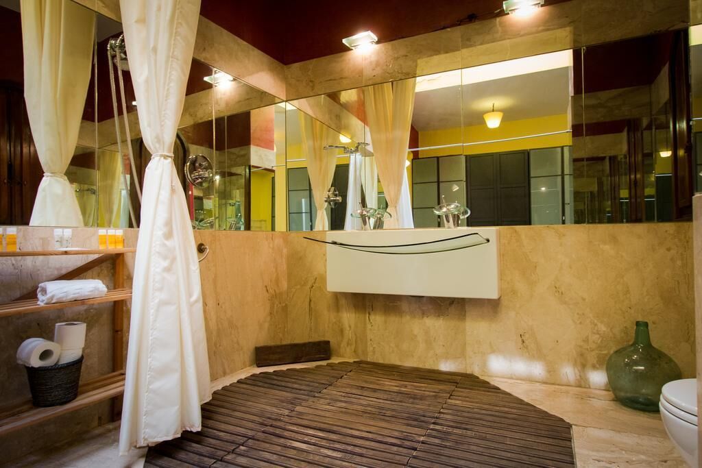 Ensemble douche/baignoire, sèche-cheveux, bidet, serviettes fournies