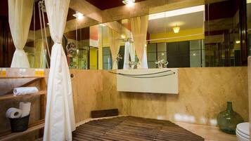 Ensemble douche/baignoire, sèche-cheveux, bidet, serviettes fournies