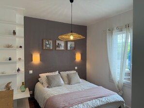 3 間睡房、書桌、熨斗/熨衫板、可攜式嬰兒床