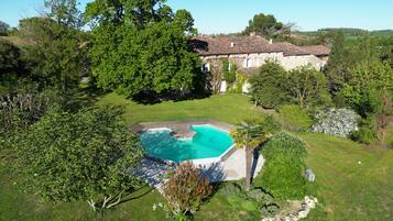 Una piscina al aire libre, una piscina climatizada