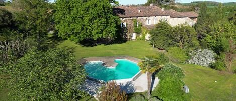 Utendørsbasseng og et oppvarmet basseng