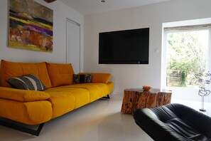 Smart TV, chimenea, reproductor de DVD y tenis de mesa 