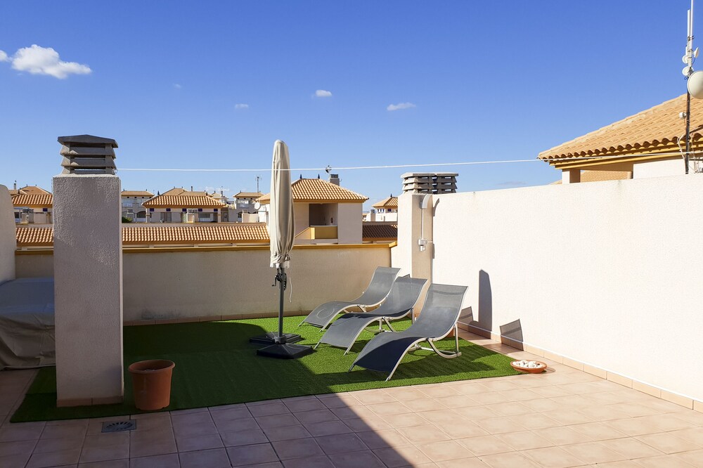 Ap. Elisa: Modern Penthouse, 2 bedrooms / 1 bathroom with roof terrace!