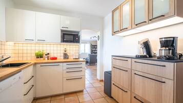 Een koelkast, een microgolfoven, een oven, een kookplaat