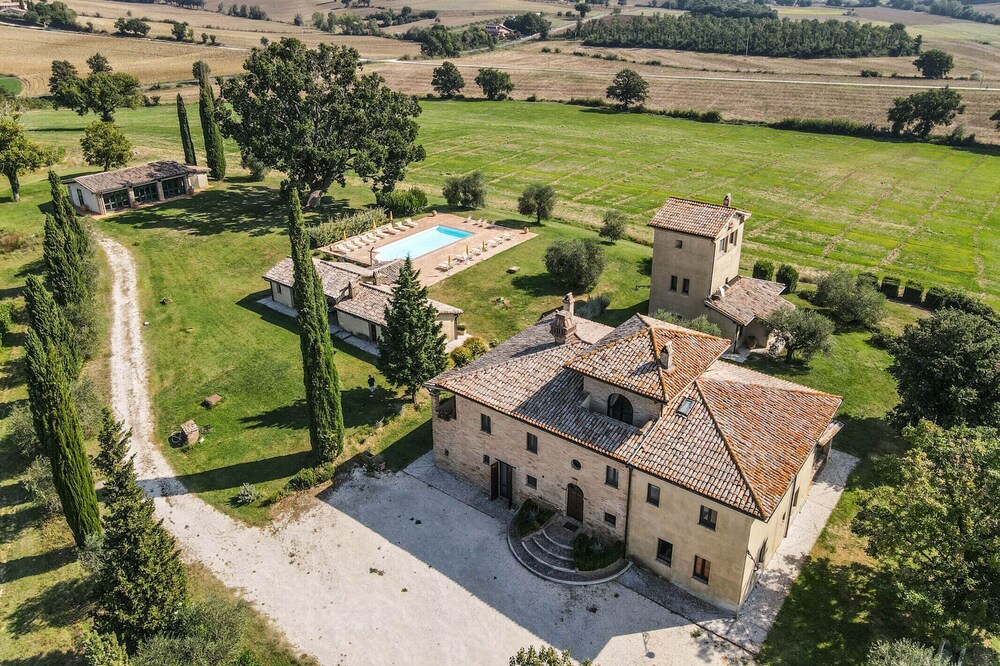 Big estate with private pool, large garden 20km from Todi & 34 from Spoleto.
