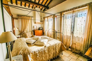 9 slaapkamers, een strijkplank/strijkijzer, gratis wifi, beddengoed
