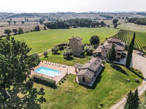 Big estate with private pool, large garden 20km from Todi & 34 from Spoleto.