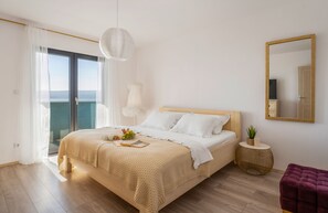 3 makuuhuonetta, tallelokero huoneessa, silitysrauta/-lauta