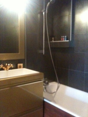 Combined shower/bathtub, hair dryer, towels, soap