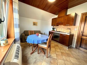 Fridge, oven, toaster, cookware/dishes/utensils