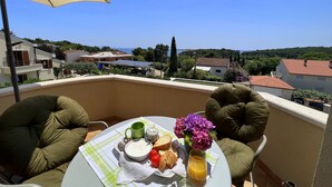Outdoor dining - Apartments Luciana, (15774), Premantura, hr (Premantura)