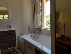 Baignoire, sèche-cheveux, serviettes fournies, savon