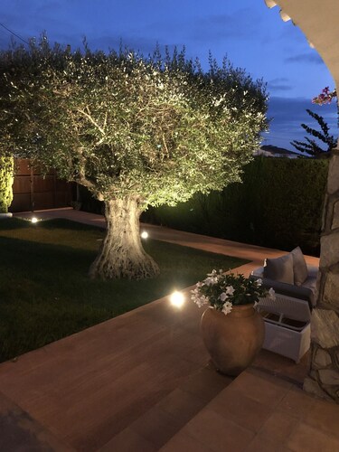Detached house with private garden and swimming pool; air conditioning wifi internet