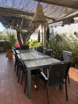 تناول الطعام بالخارج