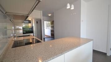 Een koelkast, een microgolfoven, een oven, een kookplaat