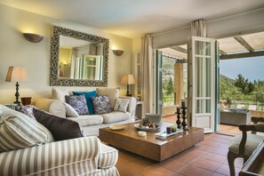 Smart-TV, Kamin, DVD-Player, Bücher