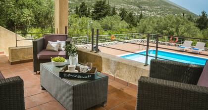 "Phivos Villa'Elegant Villa dramaattisia Mountain ja merinäköala, täysin varusteltu