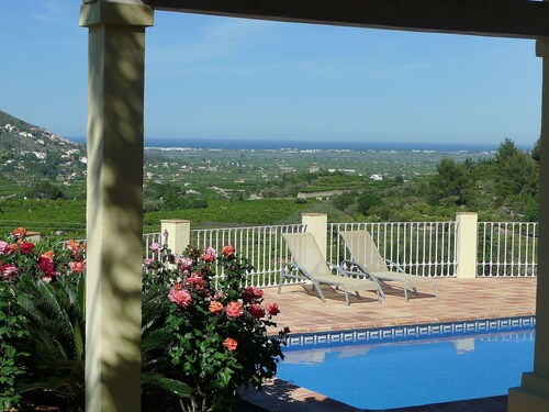 Beautiful private villa for 6 guests with A/C, private pool, WIFI, TV, terrace and panoramic view