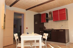 Fridge, microwave, oven, stovetop - APARTMENT IN CASCINA ON THE HILLS OF MONFERRATO (Nizza Monferrato)