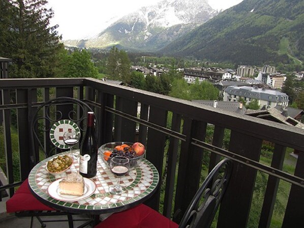 Outdoor dining - Le Pied du Brevent - a studio that sleeps 4 guests (Chamonix)
