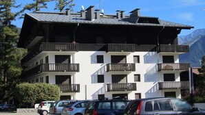 A multi-story building with balconies and a ski slope. - Le Pied du Brevent -  a studio that sleeps 4 guests (Chamonix)