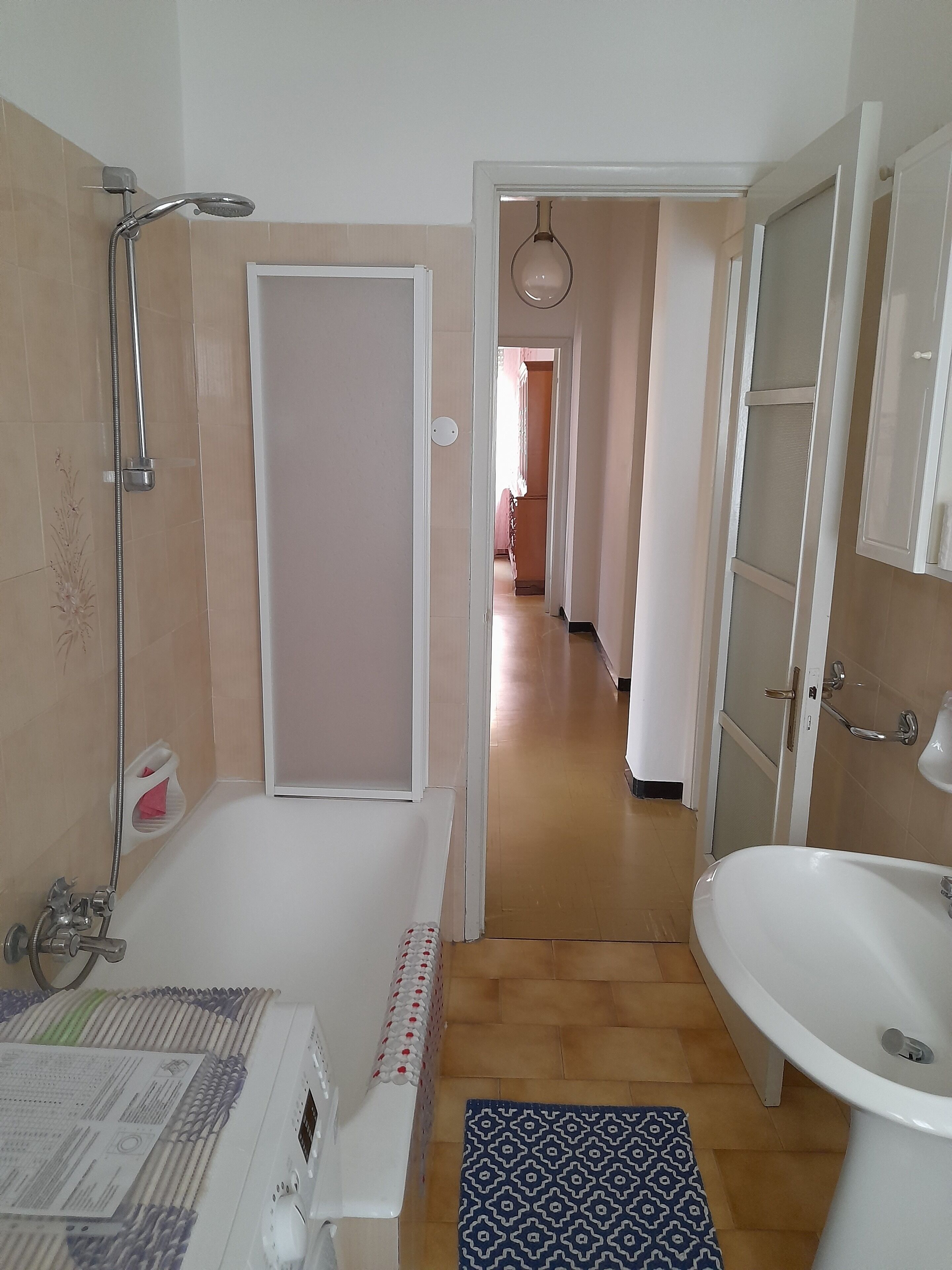Badewanne, Bidet, Handtücher, Seife