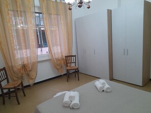 2 habitaciones, tabla de planchar con plancha, wifi y ropa de cama