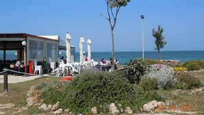 Un restaurante frente al mar con terraza y vistas despejadas al océano, y fecha de 18/05/2011.
