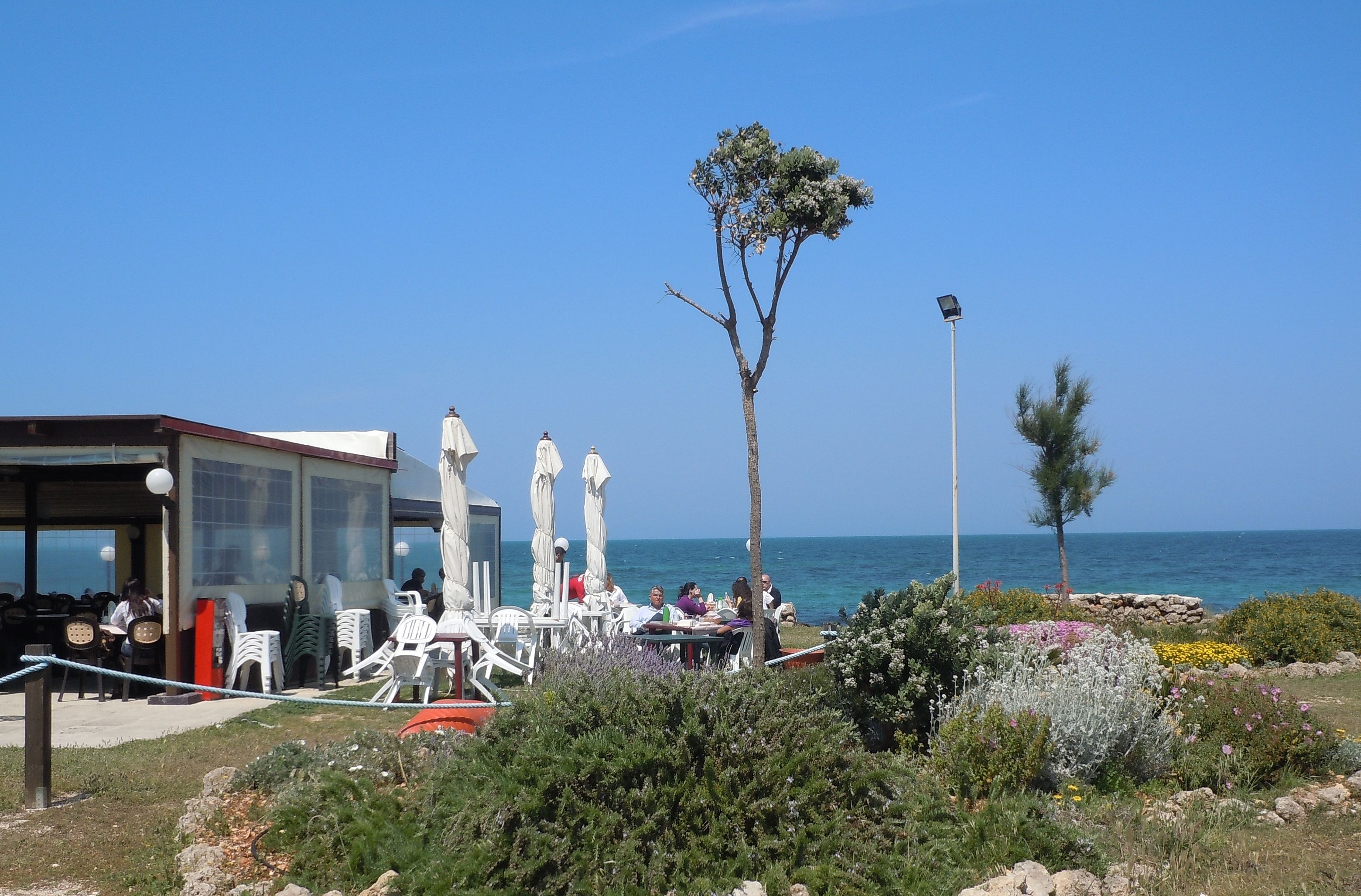 Un ristorante sul mare con posti a sedere all'aperto e una vista libera sul mare, con data di datazione 18.05.2011.