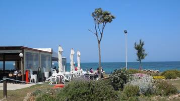 Un ristorante sul mare con posti a sedere all'aperto e una vista libera sul mare, con data di datazione 18.05.2011.