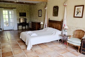 6 bedrooms, iron/ironing board, free WiFi, bed sheets - La Bomba Is A Stunning Farmhouse in Glorious Countryside With Private Pool. (Saint-Paulet)