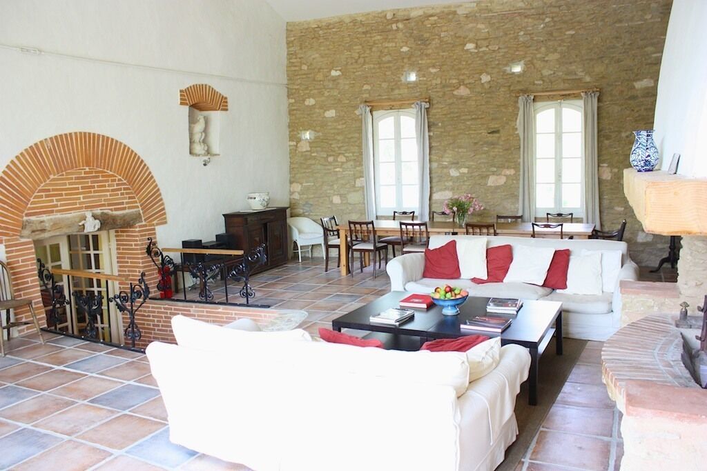 TV, DVD player, table tennis, books