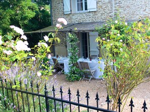 Outdoor dining - La Bomba Is A Stunning Farmhouse in Glorious Countryside With Private Pool. (Saint-Paulet)