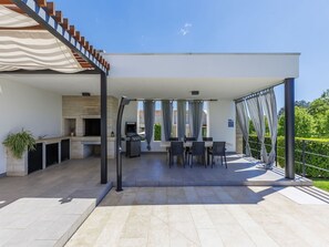 تناول الطعام بالخارج