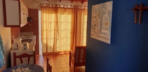 Een koffiezetapparaat/waterkoker, kookgerei, borden en bestek