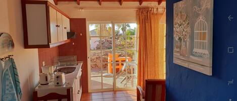 Coffee/tea maker, cookware/dishes/utensils