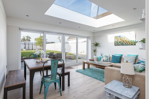 Superb family getaway, sleeps 8, pet friendly, south facing garden near beaches