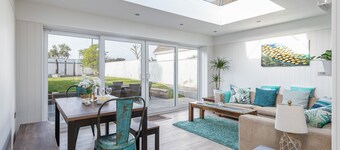 Superb family getaway, sleeps 8, pet friendly, south facing garden near beaches