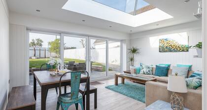 Superb family getaway, sleeps 8, pet friendly, south facing garden near beaches