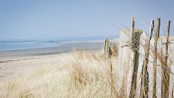 Nära stranden och solstolar