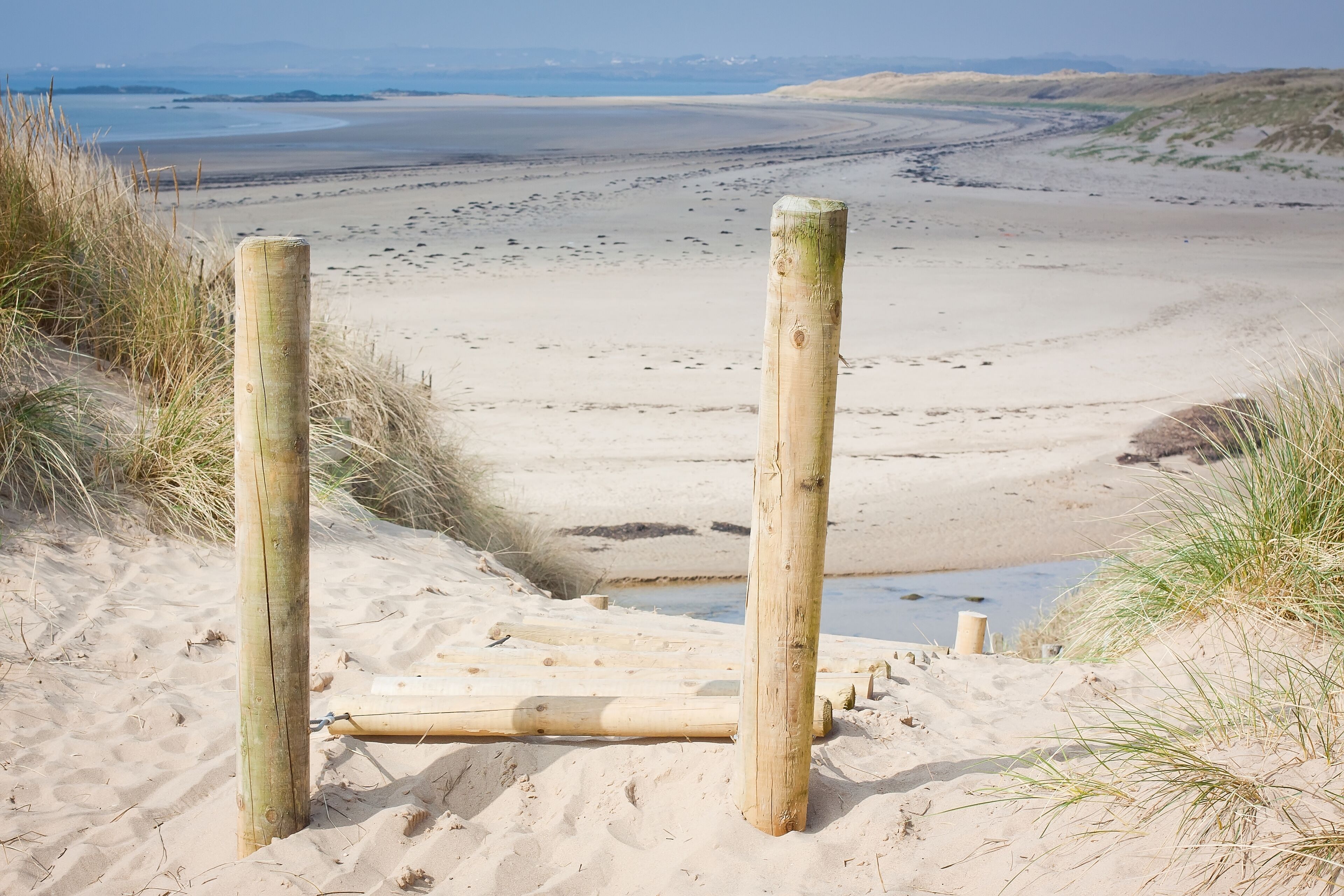 Playa en los alrededores y camastros 