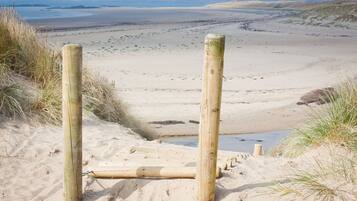 Playa en los alrededores y camastros