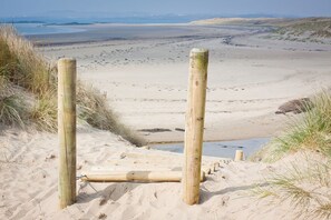 Vlak bij het strand, ligstoelen