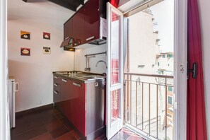Refrigerador, microondas, placa de cocina, cafetera/tetera