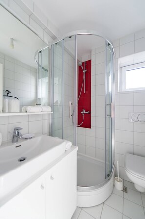 Bathtub, free toiletries, hair dryer, towels