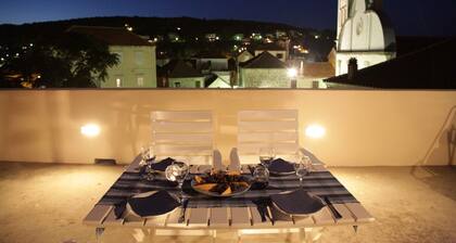 Captain Nikos Haus Apt 2 - ein gesamtes 2-stöckiges Haus mit herrlichem Blick auf die Terrasse