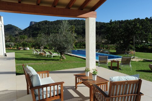 Villa with pool and BBQ. Air conditioner. Table tennis. Wi-Fi. 15 minutes