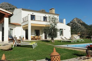 Property grounds - Villa with pool and BBQ. Air conditioner. Table tennis. Wi-Fi. 15 minutes (Palma de Mallorca)