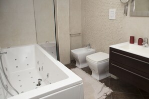 Combined shower/tub, jetted tub, hair dryer, bidet - apartment In the center! Comfortable and valuable environment. (Matera)