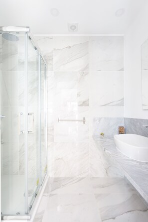 Bathtub, hair dryer, bidet, towels - Luxury Villa with Pool and air conditioning (Los Cristianos)